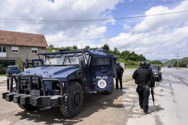 ROSU armored vehicles set off for northern Kosovo VIDEO