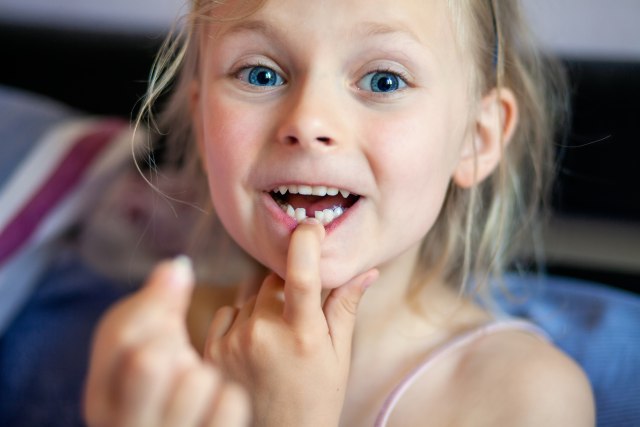 Tata na Instagramu podelio super trik: Kako detetu najlakše da izvadite zubiæ VIDEO
