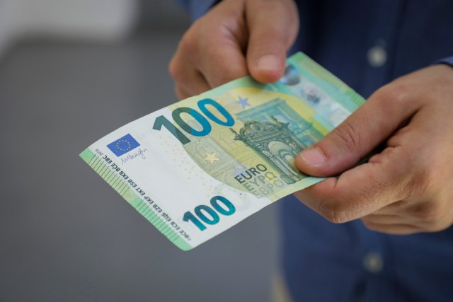 Stiže još 100 evra za mlade - poznato i kada