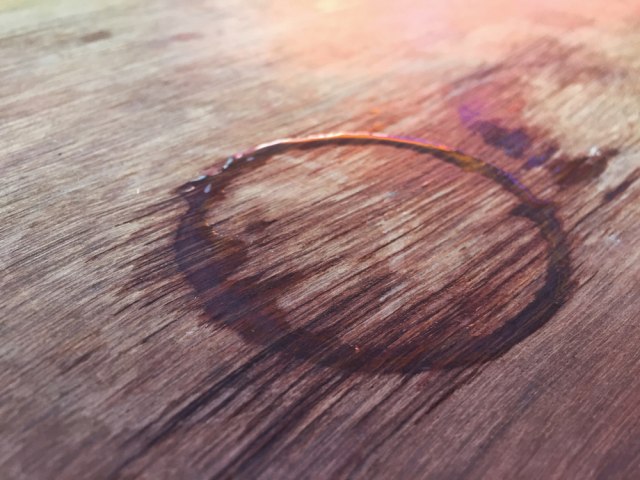 Pet načina za jednostavno uklanjanje fleka od vode sa drvenog nameštaja