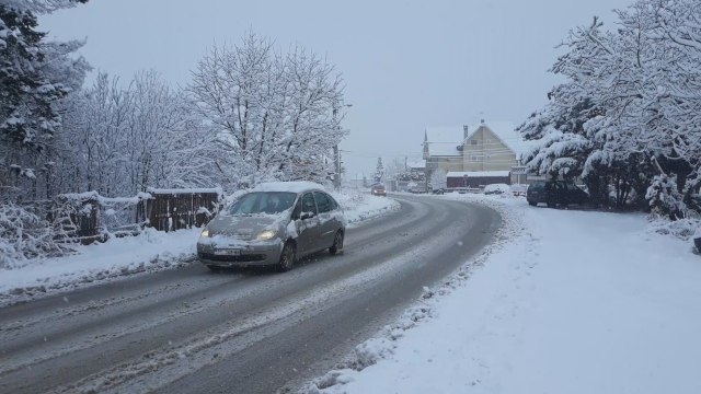 Pao aprilski sneg u Srbiji - otežava saobraćaj na planinskim prevojima