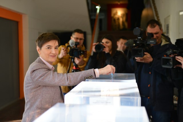Brnabić voted at the same time as the minister of environmental protection Vujovic