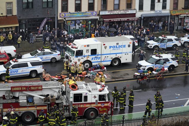 Chaos on Brooklyn streets: A man with a gas mask wounded several people VIDEO / PHOTO