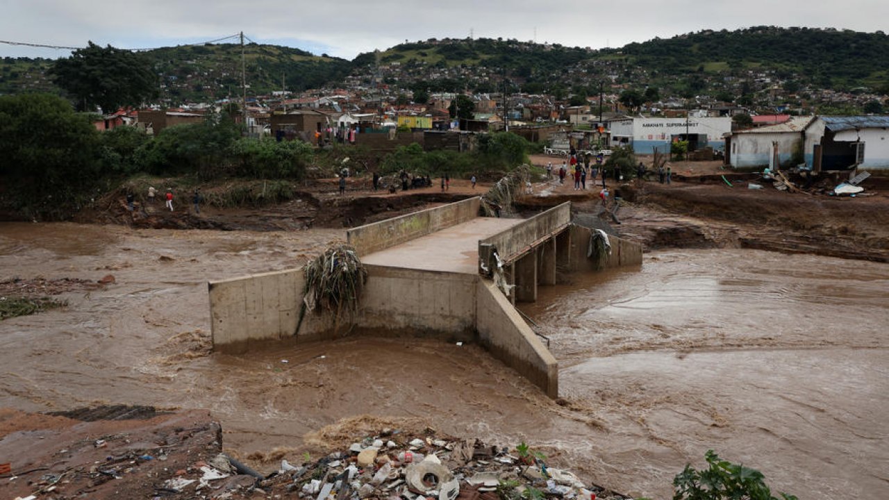 Волна прорыва и катастрофическое наводнение. Кимберли ЮАР наводнение. Квазулу-Натал ЮАР. Катастрофическое затопление. Наводнения.