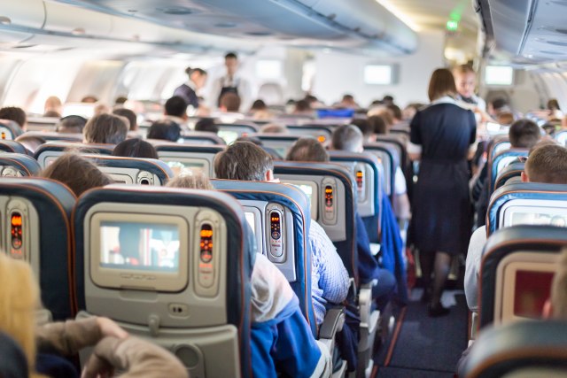 "Gomila prljavih stranaca"; "Život je lep" – reakcije putnika na ukidanje maski u avionu VIDEO