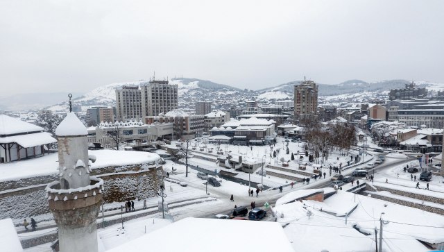 Zimska idila na jugozapadu Srbije – sneg u aprilu zabeleo krovove Novog Pazara