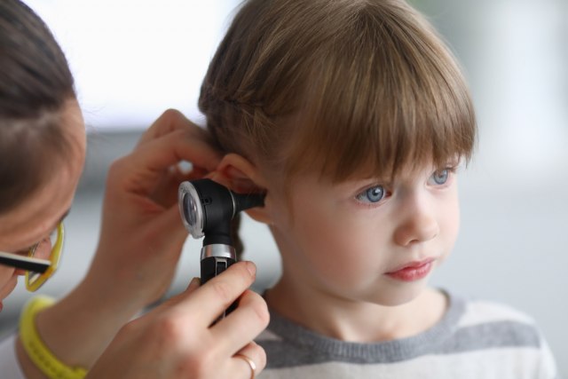 Kako da prepoznate simptome upale uva kod dece?