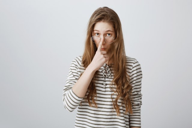 ODLIČAN TRIK da se odmah rešite tragova od naočara na nosu!