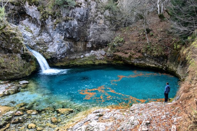 Duboka plava rupa bez dna krije portal za prelazak u drugu dimenziju