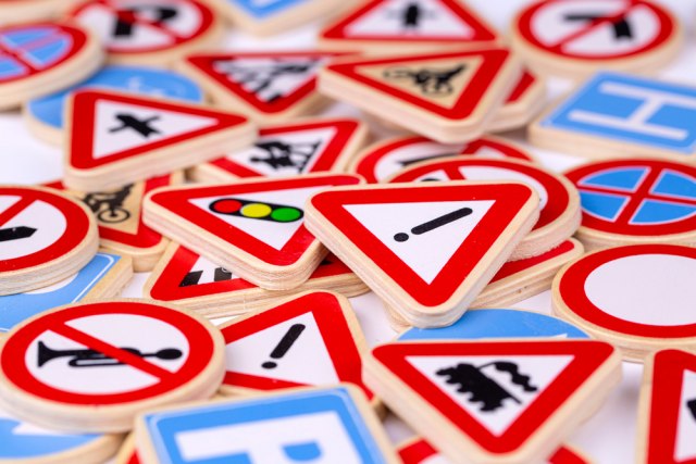 Da li znate na šta upozorava ovaj saobraæajni znak?