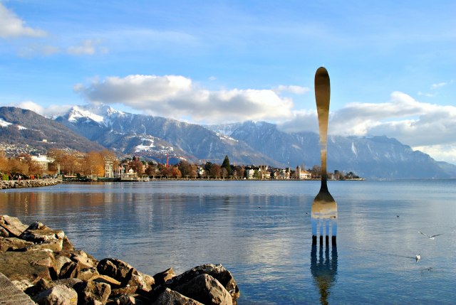 Prizor koji bode oči: Najčudniji spomenik u Evropi postavljen je u jezeru FOTO