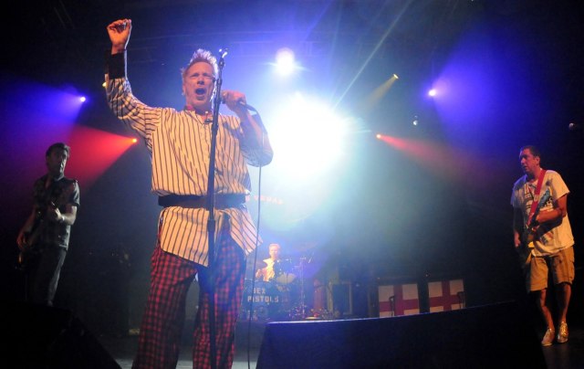 Zbog nje su bili uhapšeni: "Sex Pistols" ponovo objavljuju kontroverznu pesmu o kraljici Elizabeti