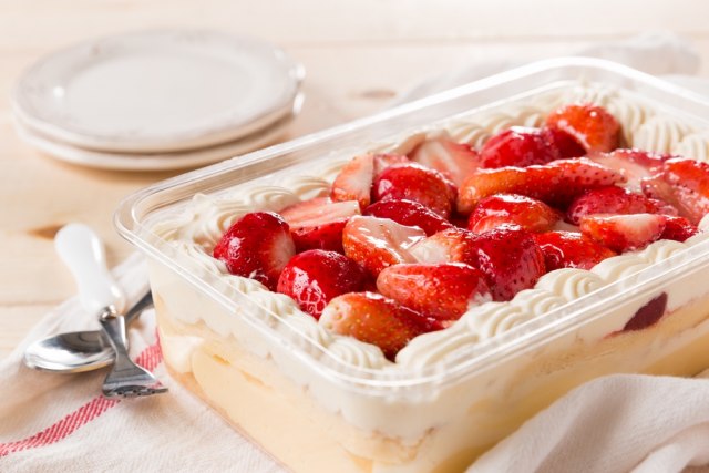 Osvežavajući kolač sa jagodama koji se ne peče VIDEO