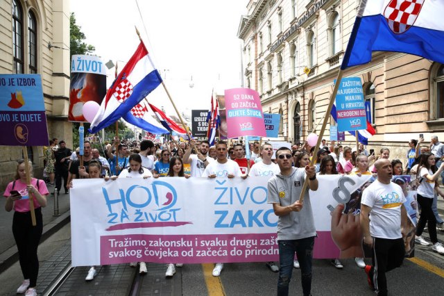 Nekoliko hiljada građana na skupu protiv abortusa u Zagrebu