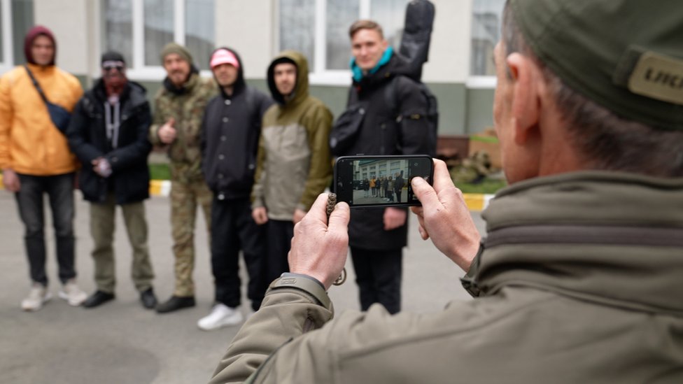 Dobrovoljci u Irpinu tražili su da se fotografišu sa bendom/BBC