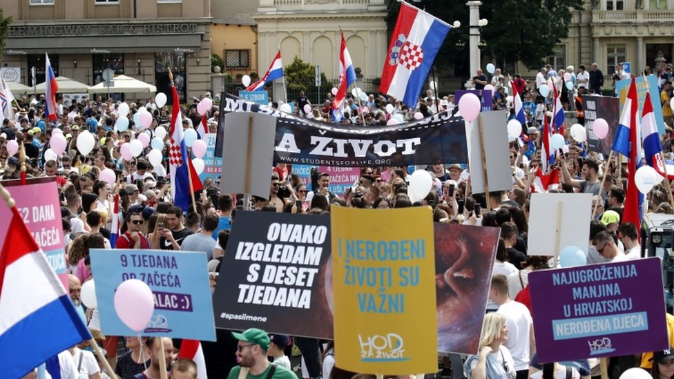 Hrvatska i abortus: Hiljade protivnika abortusa protestovalo u Zagrebu