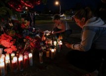 Stanovnici Bafala pale sveæe blizu mesta napada, nedelja 15. maj 2022./Getty Images