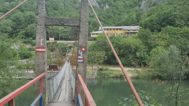 Svaki korak može da bude koban: Viseæi most preko Zapadne Morave u jako lošem stanju a veoma je poseæen FOTO