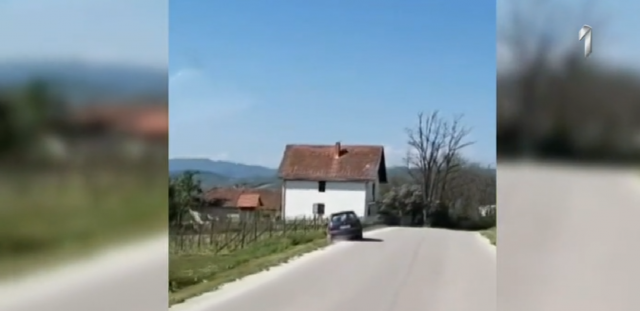 Za nevericu: Pijani Èaèanin se usred bela dana automobilom "zakucao" u kuæu VIDEO