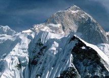 Sa više od 8.848 metara, Mont Everest se nadvija na drugim gigantima na Himalajima/Getty Images
