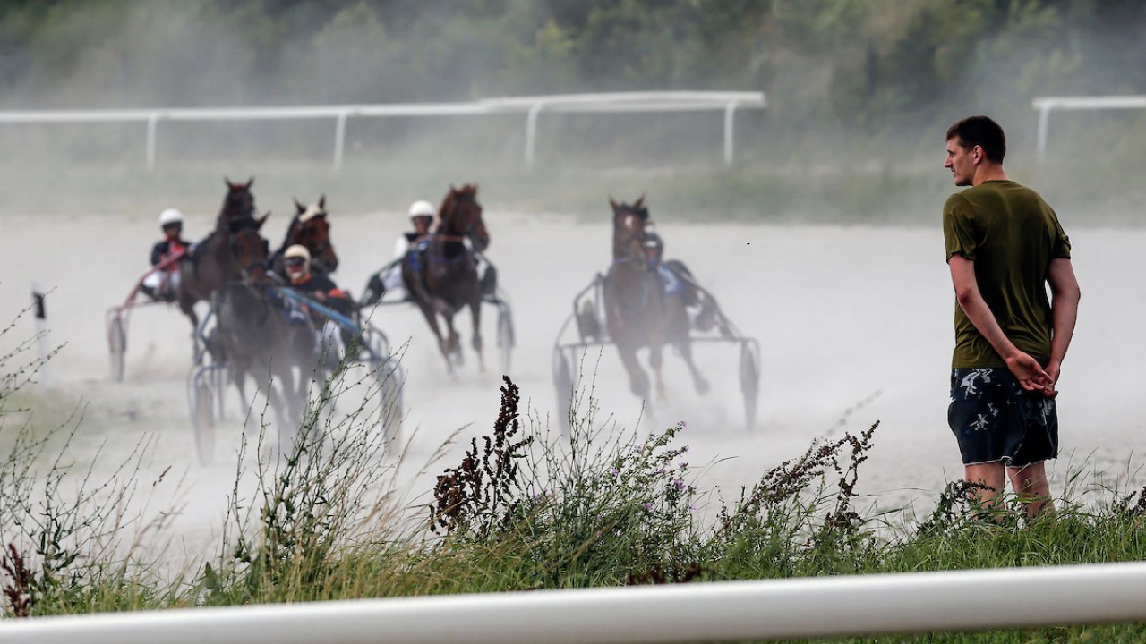 Jockey torna a Sombor per incoraggiare i cavalli a competere