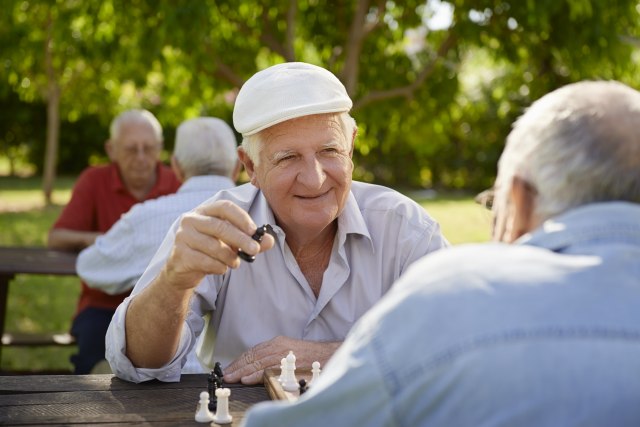 Najstarijim Nišlijama podeljen šah i domine da im penzionerski dani bolje prođu