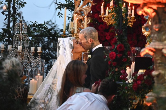 Udala se Kardašijanka i treći put; najveće iznenađenje - venčanica FOTO