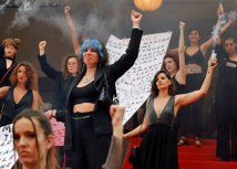 Na transparentu su izlistana imena 129 žena koje su ubijene otkako je održan prošli filmski festival u Kanu/EPA