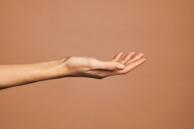 Da li ste dehidrirali? TRIK od DVE SEKUNDE utvrdiće da li vašem organizmu nedostaje tečnost, samo uštinite ovo mesto na prstu...