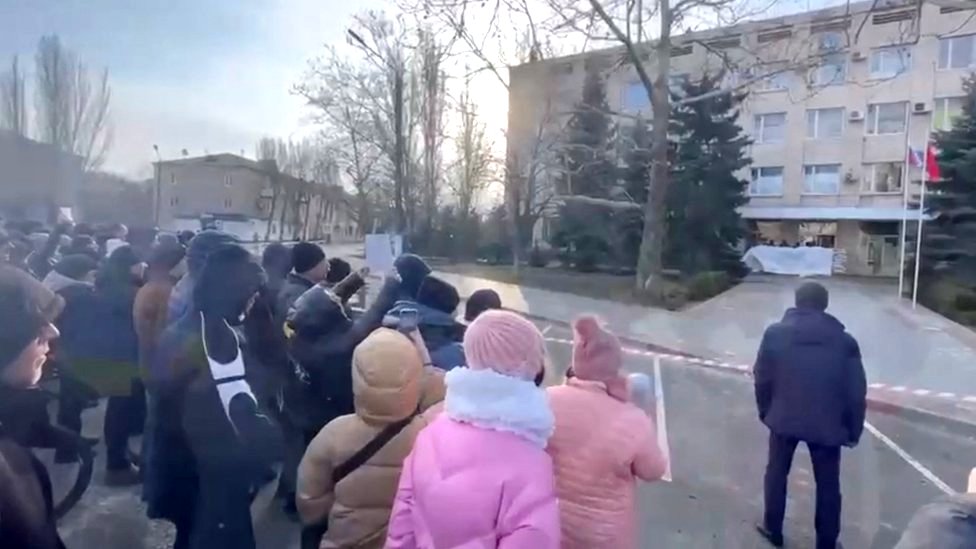 Masa se okupila ispred regionalne administrativne zgrade u Melitopolju kada je gradonaèelnik navodno otet/Reuters
