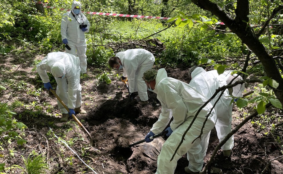 Ukrajinski forenzièki tim iskopava telo mladog ruskog vojnika iz plitkog groba na obodu Kijeva/BBC
