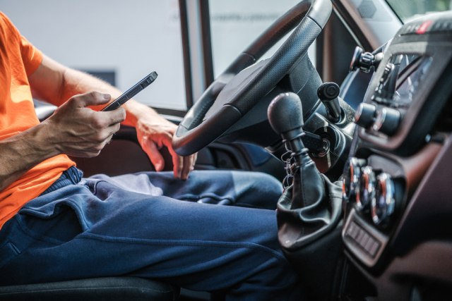 Vozači koji koriste mobilni za volanom ostaju bez dozvole