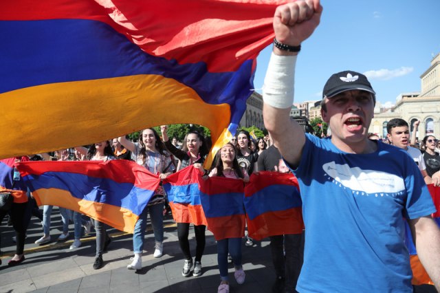 Demonstranti probili kordon policije u Jerevanu, prišli zgradi vlade gde stiže i Ðukanoviæ