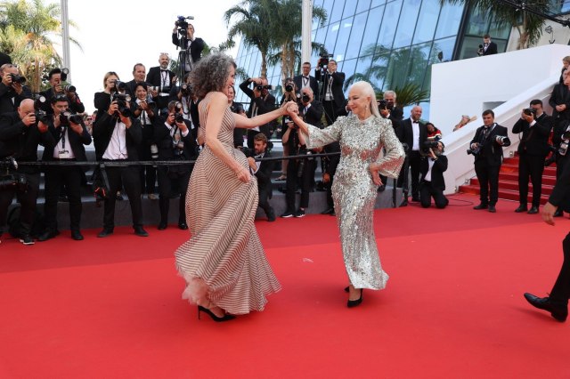 Kad Endi Mekdauel i Helen Miren prirede spektakl - glumice zaplesala na crvenom tepihu FOTO