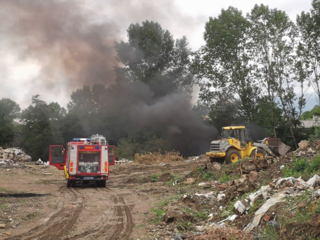 Crn i gust dim širi se čačanskim naseljem Ljubić: Vatrogasci odmah stigli kako bi lokalizovali požar FOTO