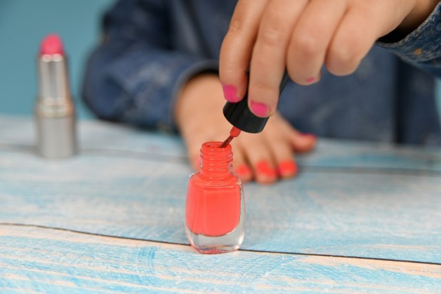 Lak za nokte nije za decu - stručnjaci tvrde da izaziva brojne zdravstvene probleme