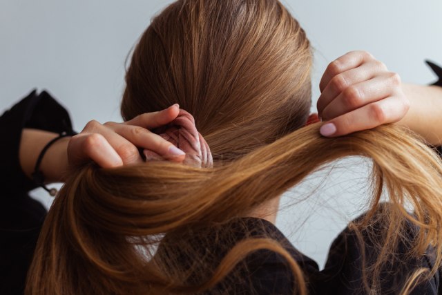 Masna kosa i leto idu ruku pod ruku - stručnjaci dali savete kako da ublažite problem