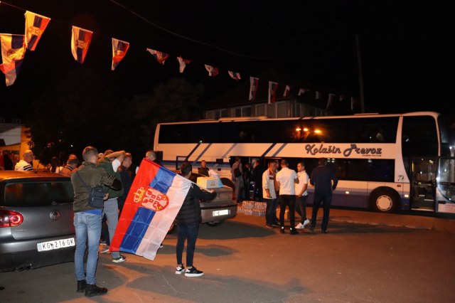 Srbi sa KiM krenuli put Beograda da pruže podršku Vučiću FOTO