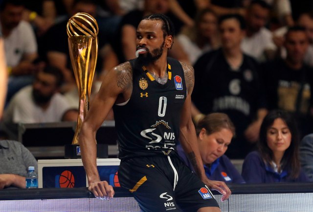 Haos, klizanje, prekid – Partizan slavio i ostao u finalu