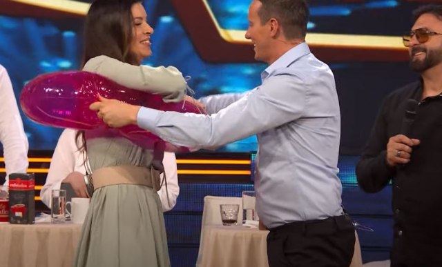 Siniša Medić je Sanji Kužet MERIO STRUK gumom za plivanje: Voditeljka se pobunila, a onda... (VIDEO)