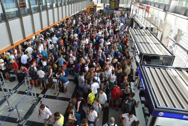 Neviðen haos na aerodromima, a sa njim još problema: "Svi žele da putuju posle pandemije"
