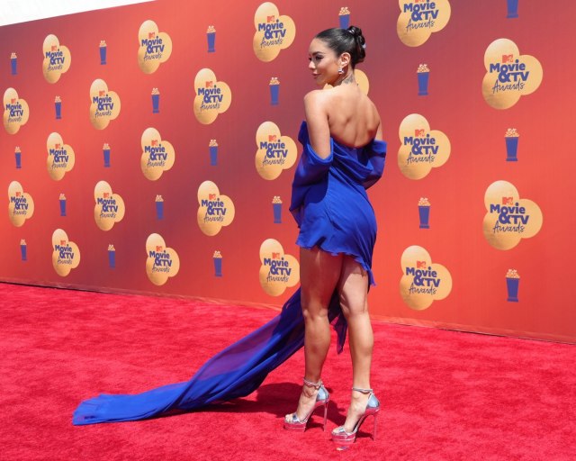 Telo boginje; njena kraljevsko plava haljina vijorila se na crvenom tepihu FOTO