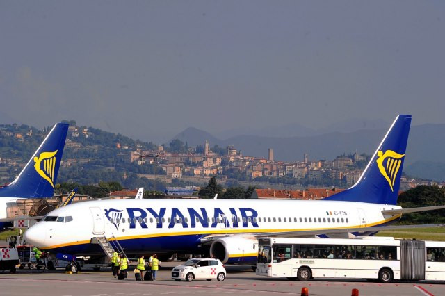 Ponižavaju i diskriminišu putnike: Jeftina avio-kompanija "Rajaner" uvela testove za putnike