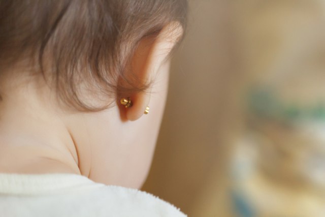 Mladu majku osudili na društvenim mrežama: "Probušila sam æerki uši dva dana nakon roðenja" VIDEO