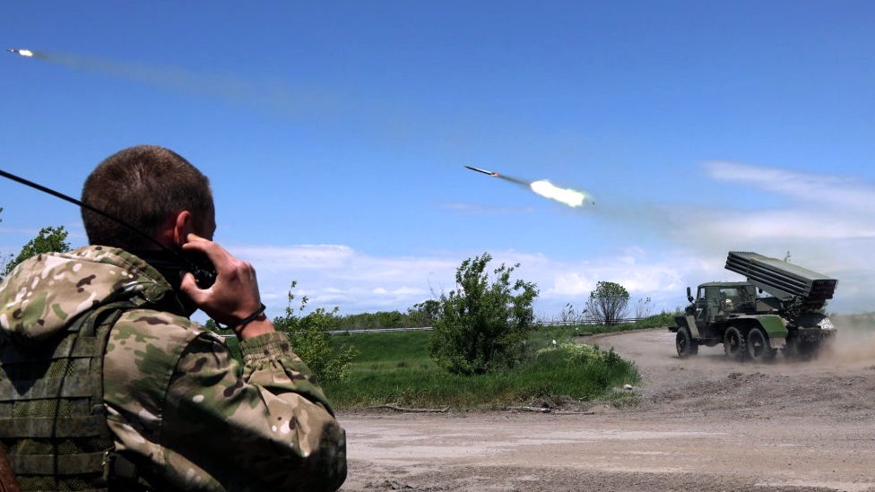 Proruske snage ispaljuju raketu prema ukrajinskim položajima u Jasinuvati u Donjecku/Getty Images