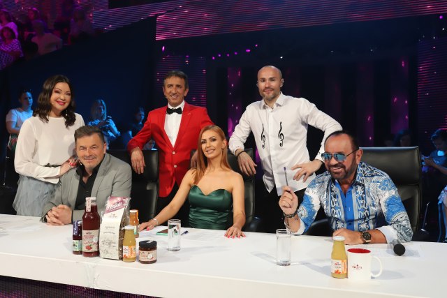 Nikad nije kasno - Nedelja, 12. jun - Mile Kitić zapevao sa veteranima, pa ih upitao: Šta je sedam banki?