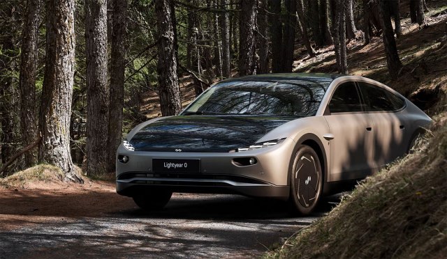 Prvi produkcijski auto na solarnu energiju: Vozi se mesecima bez punjenja FOTO