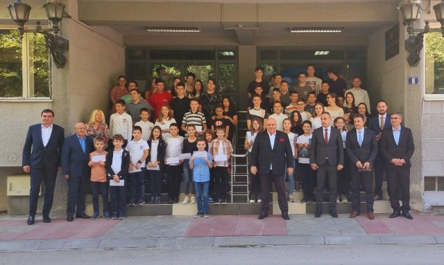 Grad Jagodina dodelila novčane nagrade najuspešnijim učenicima na međunarodnim i republičkim takmičenjima