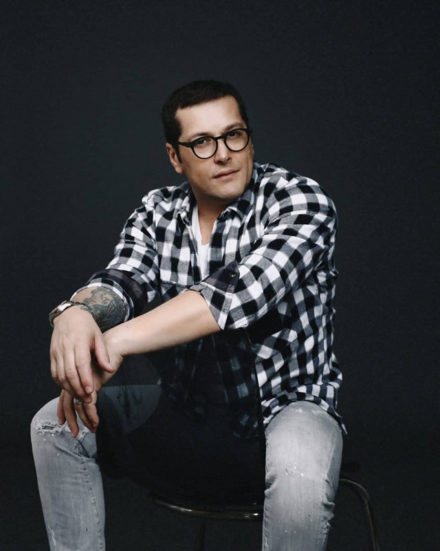 Aco Pejoviæ za B92.net: "Pevam i kriminalcima i policajcima, a æerkama poruèujem – èuvajte mi obraz"