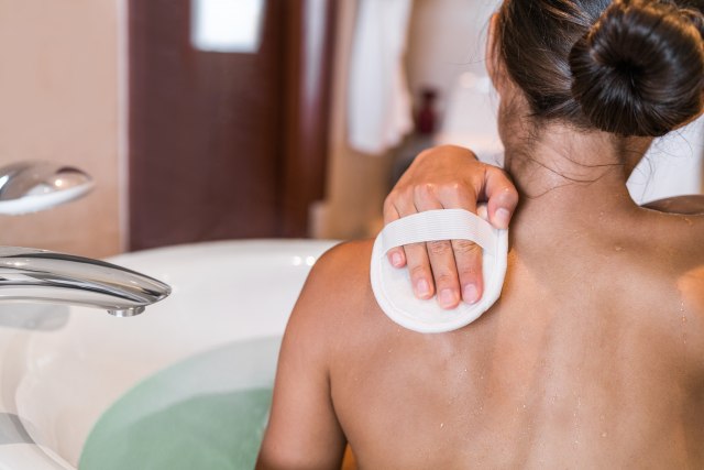 Dermatolozi savetuju: Ovu su najefikasnije metode za leèenje akni na leðima